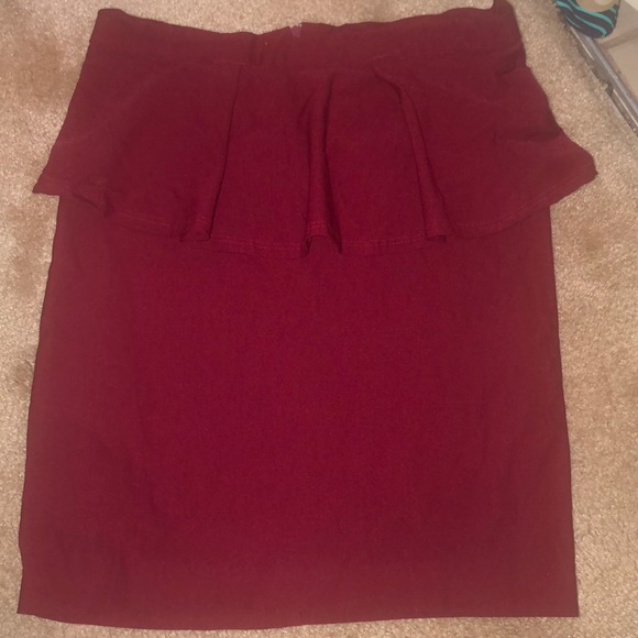 Red skirt with flared peplum. - Picture 2 of 2